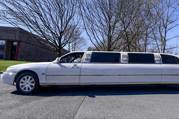 Reliable limo service for airports and train stations, offering luxury vehicles, punctual pickups, and professional chauffeurs.